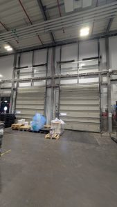Två stängda industriportar på ett kyllager