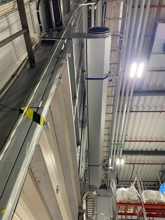 Pågående montage av en luftridåtrumma på ett kyllager.