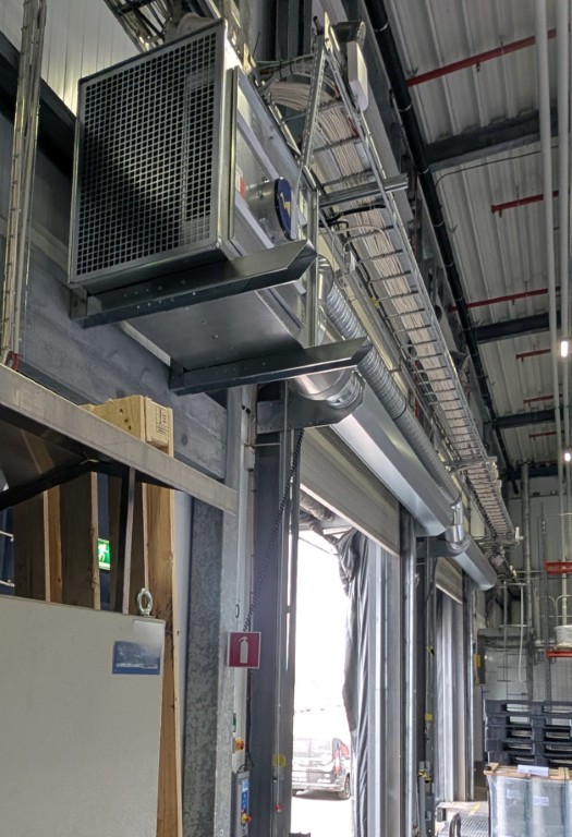 Närbild på ett luftridåaggregat med 2 st kanalanslutna ridåtrummor på ett kyllager
