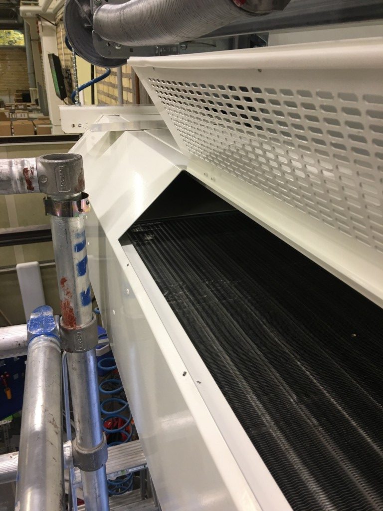 En luftridå med öppen filterlucka och där vattenbatteriet är synligt