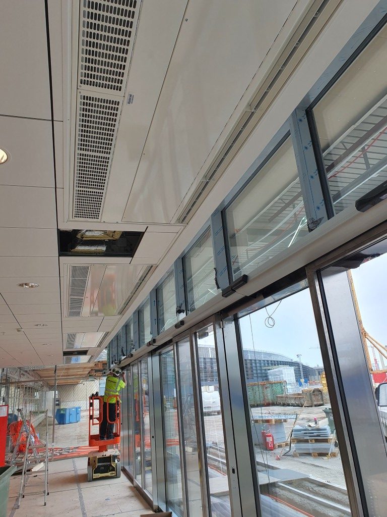 Pågående montage av luftridåer på en flygplats